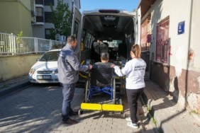 Gaziemir Belediyesi’nden engelli ve hasta bireylere ulaşım desteği (4)