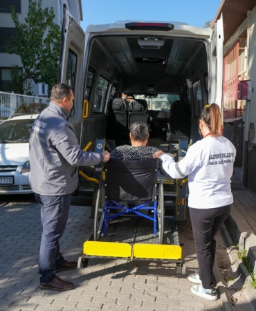 Gaziemir Belediyesi’nden engelli ve hasta bireylere ulaşım desteği (4)