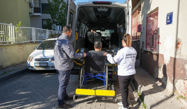 Gaziemir Belediyesi’nden engelli ve hasta bireylere ulaşım desteği (4)
