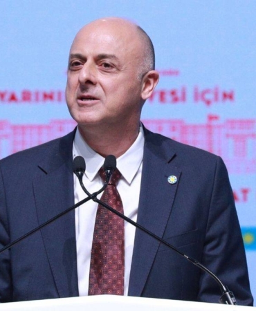 iyi-parti-den-istifa-eden-umit-ozlale-chp-ye-katiliyor