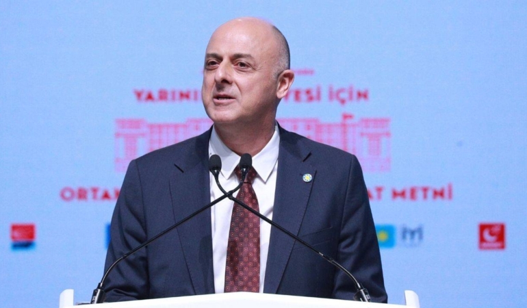 iyi-parti-den-istifa-eden-umit-ozlale-chp-ye-katiliyor