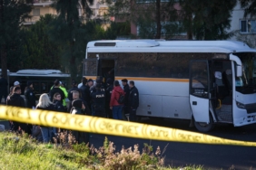 izmirde-ogrenci-servisi-park-halindeki-tir-a-carpti-1-ogrenci-oldu
