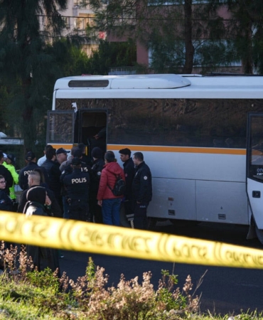 izmirde-ogrenci-servisi-park-halindeki-tir-a-carpti-1-ogrenci-oldu