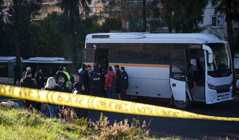 izmirde-ogrenci-servisi-park-halindeki-tir-a-carpti-1-ogrenci-oldu