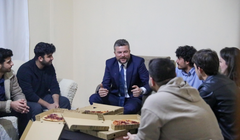 Başkan Görkem Duman öğrenci evine konuk oldu 01
