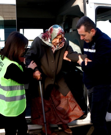 Bayraklı Belediyesi ‘yaşlı destek hattı’ kurdu (3)