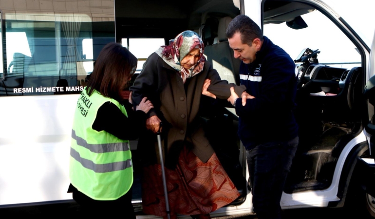 Bayraklı Belediyesi ‘yaşlı destek hattı’ kurdu (3)