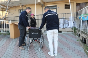 Bayraklı Belediyesinden engelli vatandaşlara tekerlekli sandalye (4)