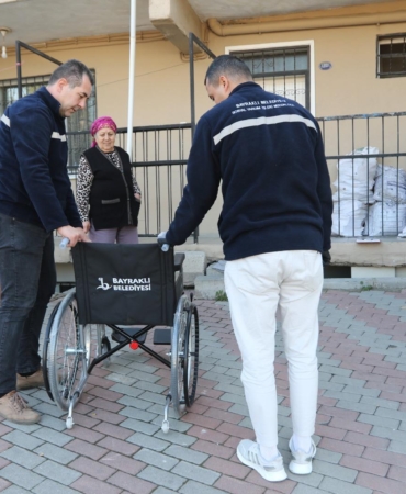 Bayraklı Belediyesinden engelli vatandaşlara tekerlekli sandalye (4)
