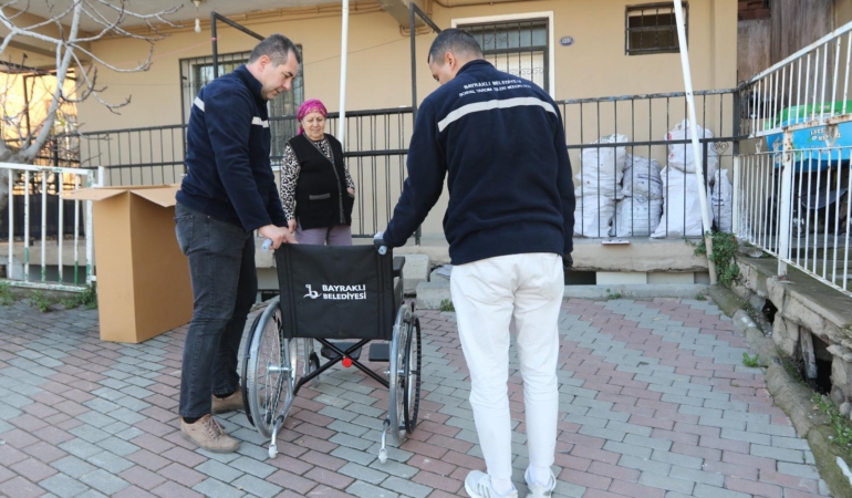 Bayraklı Belediyesinden engelli vatandaşlara tekerlekli sandalye (4)