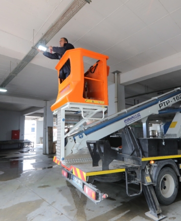 Bayraklı’nın pazar yerlerinde aydınlatma çalışması (1)