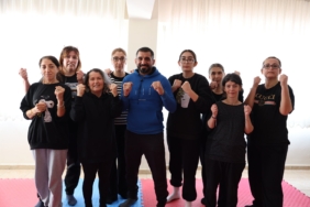 Bayraklılı kadınlar yakın savunma öğreniyor (4)