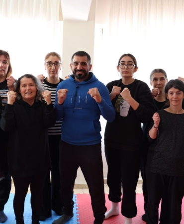 Bayraklılı kadınlar yakın savunma öğreniyor (4)