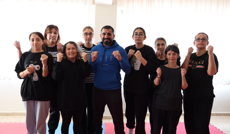 Bayraklılı kadınlar yakın savunma öğreniyor (4)