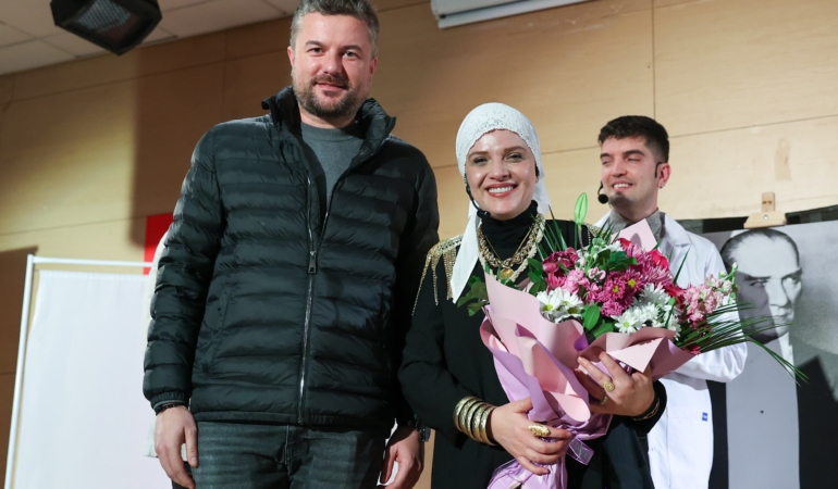 Buca'da sahnelenen Taksiratli Şekibe oyunu izleyenlerden tam not aldı 03