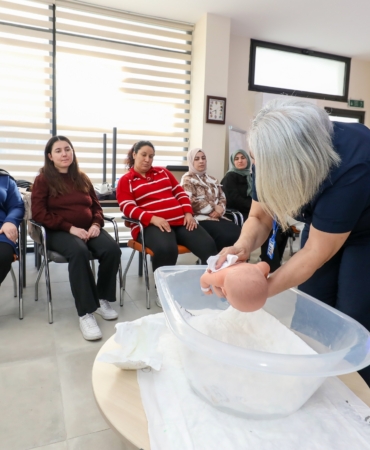 Gaziemir’de anne adayları Gebe Okulu ile doğuma hazırlanıyor (3)