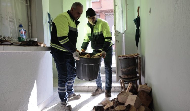 Konak’ta budanan ağaçlar yürekleri ısıtıyor (5)