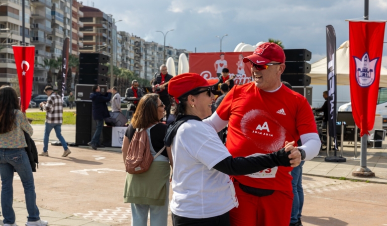Konak’ta ‘Sevdiğine Koş’ ile her adım sevgiye atıldı (11)