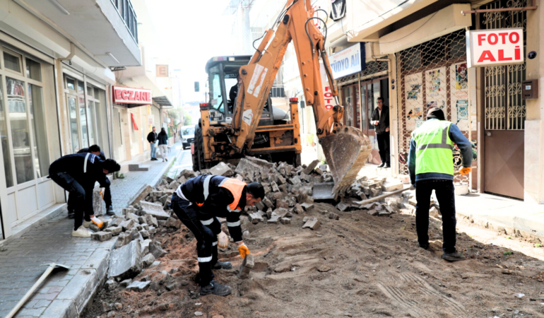 Bayraklı’da yol yenileme seferberliği (4)