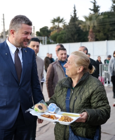 Buca Belediyesi'nin iftar çadırına yoğun ilgi 03
