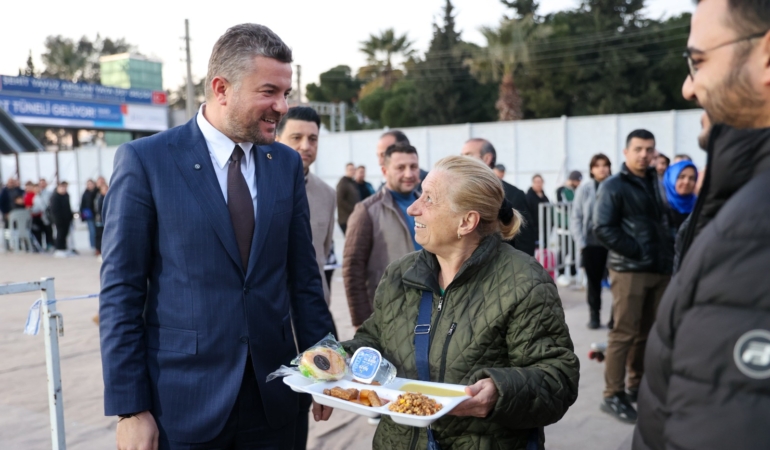 Buca Belediyesi'nin iftar çadırına yoğun ilgi 03