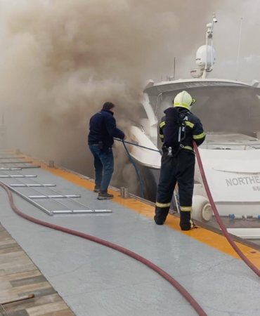 Büyükşehir Acil Müdahale Teknesinden Yat Yangınına Hızlı Müdahale (2)