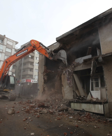 Karabağlar Belediyesi yılların sorununu çözüyor 2