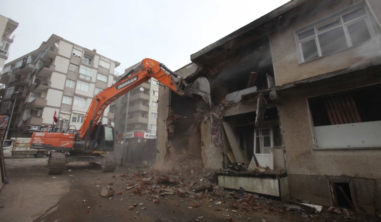 Karabağlar Belediyesi yılların sorununu çözüyor 2
