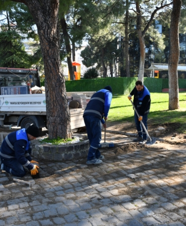 Parklarda Bakım Onarım Çalışmaları Hız Kesmeden Sürüyor (2)