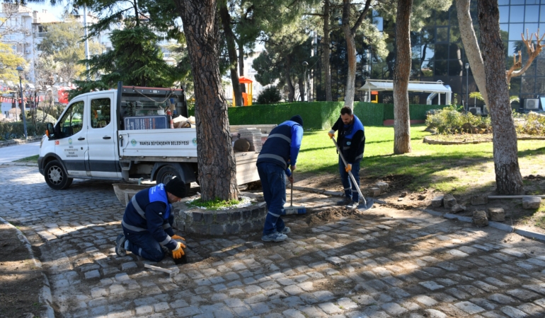 Parklarda Bakım Onarım Çalışmaları Hız Kesmeden Sürüyor (2)