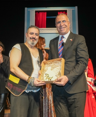 Taşlamalar oyunu Gaziemir’de kahkaha tufanı estirdi (7)