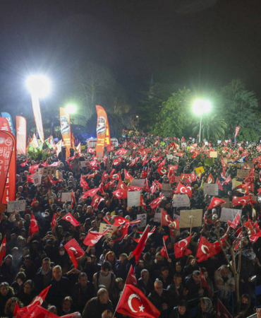 ozgur-celik-bugun-20-30da-39-ilcemizde-chp-ilce-binalarimizin-onundeyiz