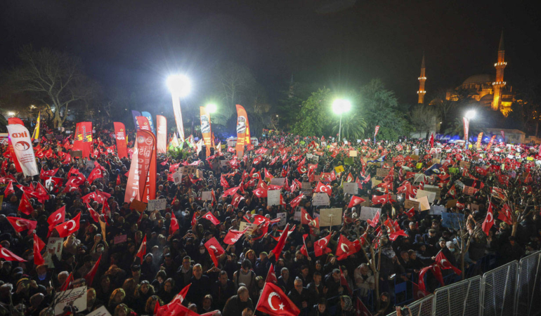 ozgur-celik-bugun-20-30da-39-ilcemizde-chp-ilce-binalarimizin-onundeyiz