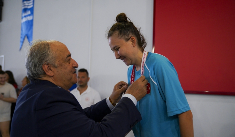 11 Özel Sporcular Aliağa’da Kulaç Attı