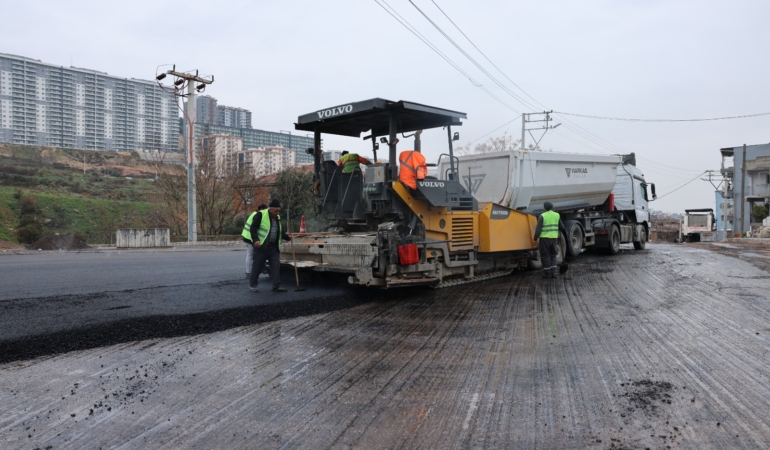 Bayraklı’da yol yenilemeleri sürüyor (2)