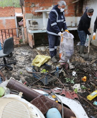 Efes Selçuk Belediyesi’nden Çöp Ev Temizliği İle Çevre Sağlığına Katkı (2)
