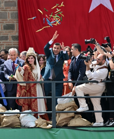 On Binler Manisa’da Buluştu, 8 Ton Mesir Macunu Halka Saçıldı (17)