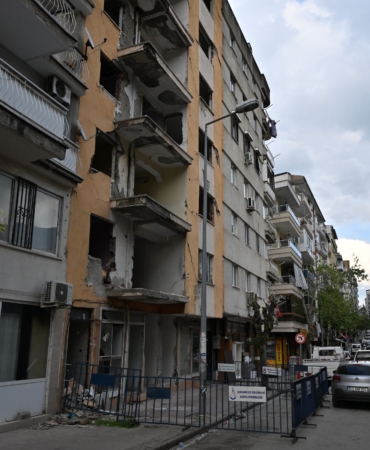 Vatandaşın çağrısı karşılıksız kalmadı riskli bina için harekete geçildi (10)