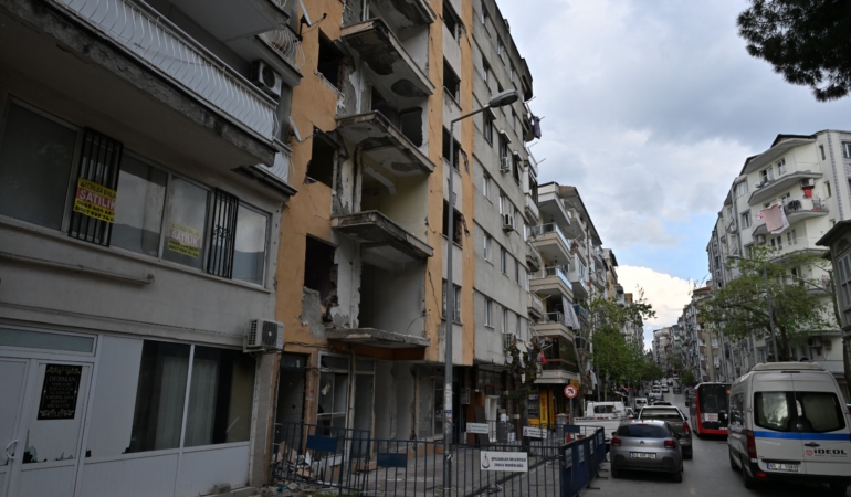 Vatandaşın çağrısı karşılıksız kalmadı riskli bina için harekete geçildi (10)