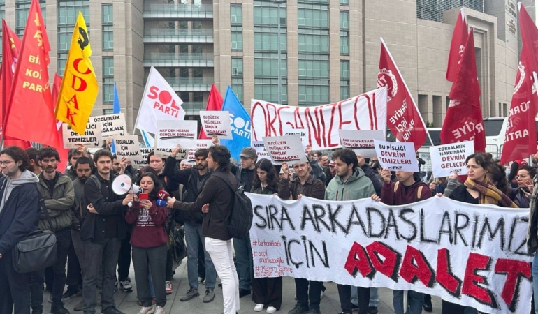 gazeteciler-ve-universite-ogrencileri-hakim-karsisinda-durusma-basladi