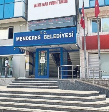 makam-odasinda-ruhsat-tartismasi-menderes-belediye-baskan-yardimcisi-sonmez-e-saldiri-4353