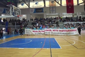 turgutlu-belediyesi-kadin-basketbol-takimi-nasil-dogdugu-degil-niye-yasayamadigi-pankartiyla-sahaya-cikti