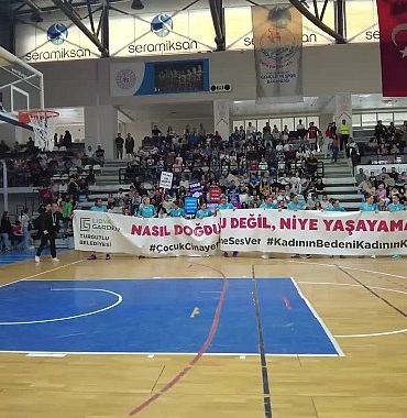 turgutlu-belediyesi-kadin-basketbol-takimi-nasil-dogdugu-degil-niye-yasayamadigi-pankartiyla-sahaya-cikti