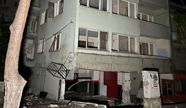 İzmir'de metruk binada poşetler içerisinde 3 kafatası ve kem