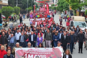 Başkan Zeyrek 1 Mayıs’ta emekçilerle omuz omuza yürüdü (2)