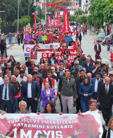 Başkan Zeyrek 1 Mayıs’ta emekçilerle omuz omuza yürüdü (2)