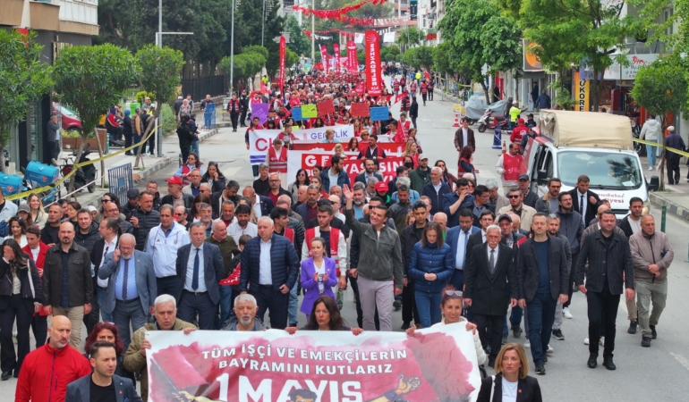 Başkan Zeyrek 1 Mayıs’ta emekçilerle omuz omuza yürüdü (2)