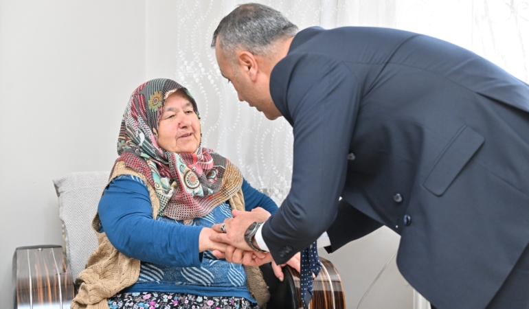 Büyükşehir’den şehit annelerine Anneler Günü ziyareti (1)