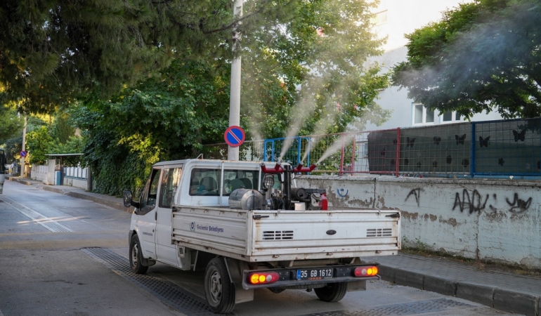 Gaziemir’de sivrisineklere karşı ilaçlama çalışmaları hız kazandı (5)