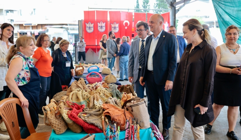 Konak’ta kadın emeği değer buluyor El Emeği Pazarı açıldı (1)